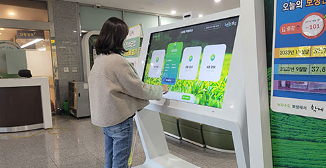 스탠드형 스마트조직안내 키오스크를 조작하고 있는 직원모습
